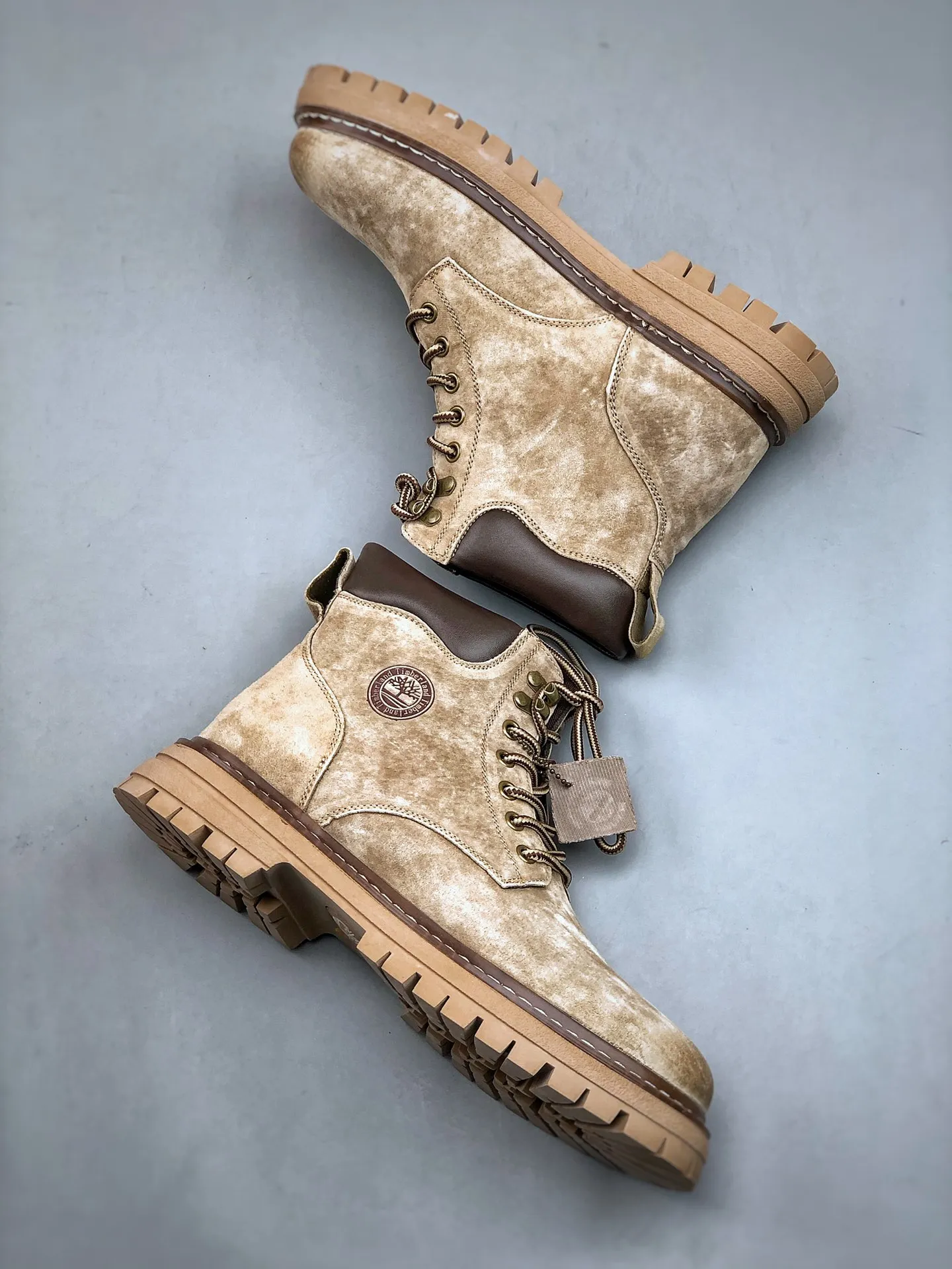 Local pick-up 💰560 supports store release. New goods 🚀 #Timberland Timberland/Timberland outdoor high-top casual rhubarb boots series #Guangdong Dachang quality, original box and original packaging, fashionable and trendy matching. The fabric is made of Italian 🇮🇹 top-grade frosted fine-grained cowhide. It is matched with anti-odor and anti-corrosion genuine leather latex insoles. The outsole and hardware are all made from OEM raw materials. It is the same as the original Goodyear and will never be glued. Good products do not kill pigs. Exclusively launched on the whole network. The quality is unquestionable. The whole set of official website unified packaging gives you a perfect wearing experience. The quality is exquisite and durable. A must-have for sportsmen. Specially designed to treat those who are not handsome. High-quality and first-class foot feel. Special for cold protection and outdoor use this winter. Casual matching for daily use. Size: 38 39 40 41 42 43 44 (leather shoe size)